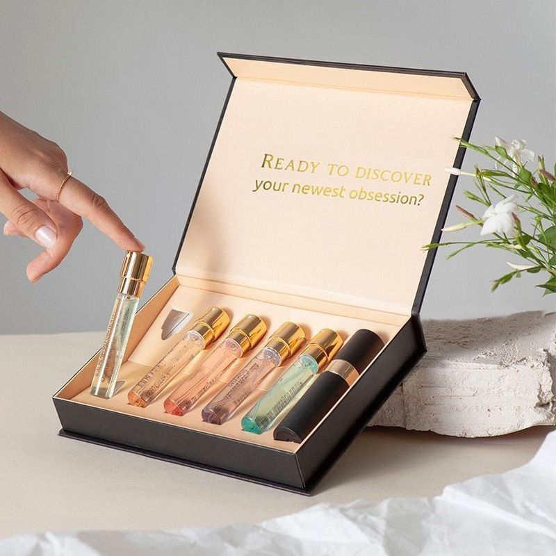 Rechthoekige luxe rigide magnetische cadeaubon voor parfumverpakking huidverzorging set essentiële olie