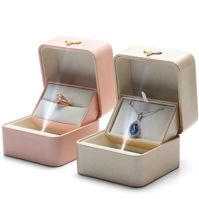 Einde Creatieve LED-lichtemitterende lamp Verlovingsring Display Box Single Ring Hanger Juwelen Doos Geschenkdoos PU Ledendoos