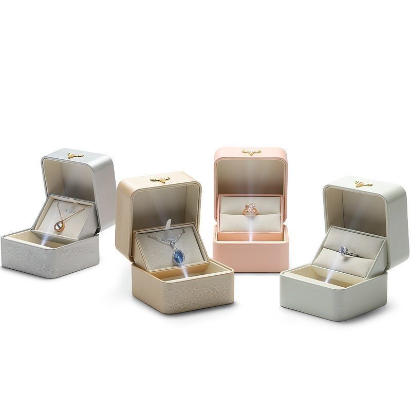 Einde Creatieve LED-lichtemitterende lamp Verlovingsring Display Box Single Ring Hanger Juwelen Doos Geschenkdoos PU Ledendoos