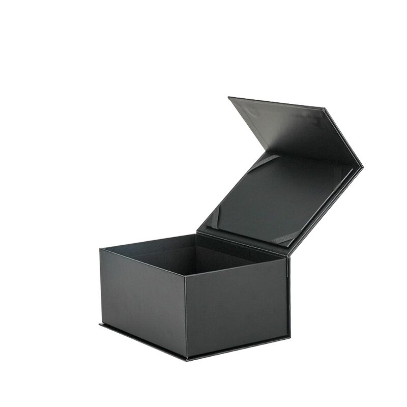 Geschenkverpakkingen van karton met lintsluiting en speciale afwerking: hot stamping, spot UV, embossing, debossing voor uitstraling